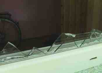 Деца от институция потрошиха прозорци  след спор за цигара и счупен телефон