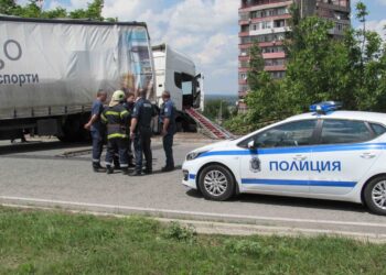 ТИР отнесе тролейбусен стълб при катастрофа на бул.“България“ в Русе