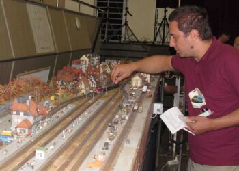 Жп моделисти карат миниатюрни влакчета по 200 метра релси в Русе