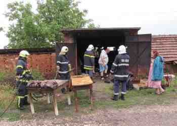 Мълния изпепели гараж в село Червена вода