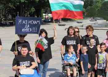 Майки на деца с увреждания: Искаме обратно министър Петков