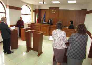 В съда: 14 училищни директори застанаха зад план-приема, оспорван от Математическата