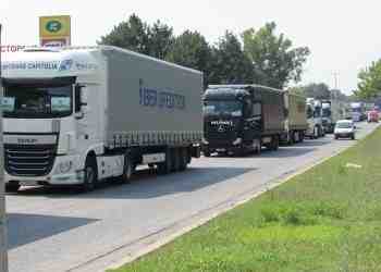 Шофьори на тирове бяха изкарани под строй на протест край Дунав мост