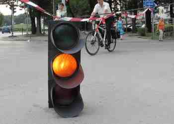 Светофарът на Пантеона се стовари на улицата заради камион