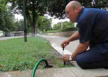 Русенско ноу-хау осигурява поливането на райграса в центъра на града