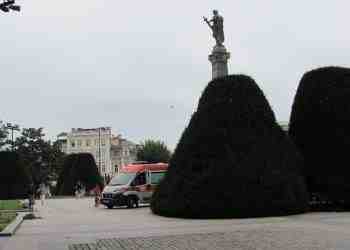 Затруднен е достъпът на линейки в пространството на площада