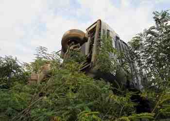 Тир със сладолед се преобърна заради автобус на градския транспорт/ВИДЕО/