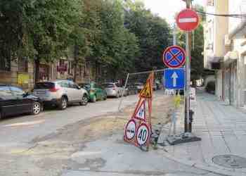 Своеобразен рекорд в Русе по поставени пътни знаци на едно място/ВИДЕО/