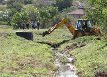 Над 80 см нанос, трупал се с години, затлачвал дерето в Басарбово/ВИДЕО/