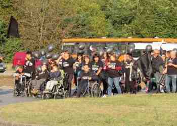 Майки с инвалидни колички затвориха Дунав мост под звуците на химна