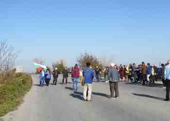 Съветници и жители на Ветово затвориха с хоро пътя Русе-Разград /ВИДЕО/