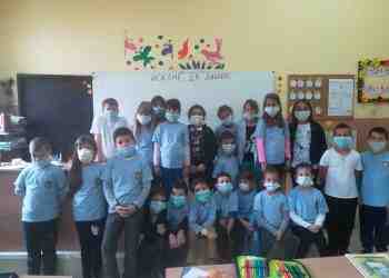 Второкласници от СУ „Йордан Йовков“ стояха в час с маски заради въздуха