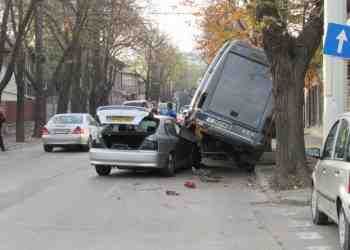 Младеж вкара кола под микробус и избяга с приятелка и кашонче от багажника /ВИДЕО/