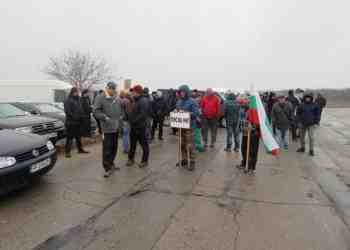 Автомобили и селскостопанска техника затвориха пътя Русе-Кубрат