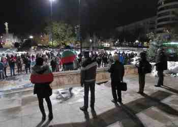 Протест срещу всички неуредици в държавата събра русенци пред общината/ВИДЕО/