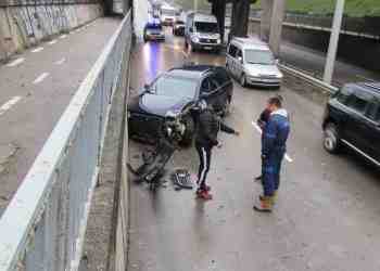 Лек автомобил се заби под моста на бул. „Липник“/ВИДЕО/