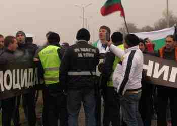 Протест блокира за кратко движението към Дунав мост в Русе/ВИДЕО/
