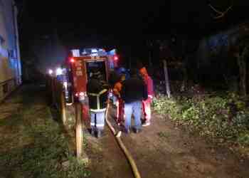 Възрастен мъж загина при пожар в дома си тази нощ в Русе /ВИДЕО/