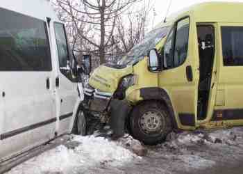 20-годишен с летни гуми след дрифт удари челно ученически микробус /ВИДЕО/