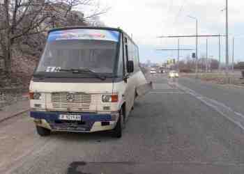 Лек автомобил удари автобус от градския транспорт на бул. „България“ /ВИДЕО/