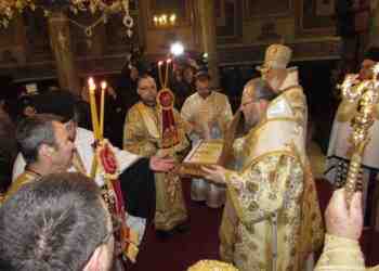 Вярващите се поклониха пред ризата на Св.Димитър Басарбовски в Русе /ВИДЕО/