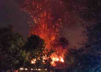 Възрастен клошар-пещерняк загина при 7-часов пожар в къща в Русе /ВИДЕО/