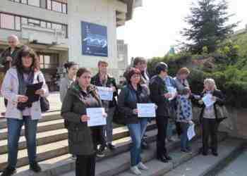 Протестиращите сестри: Не може сервитьорка да получава повече от един лекар /ВИДЕО/