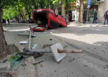 Поредна зрелищна катастрофа с кола по таван в центъра на Русе /ВИДЕО/