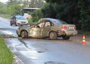 Двама души пострадаха тежко след удар в дърво край Хиподрума /ВИДЕО/