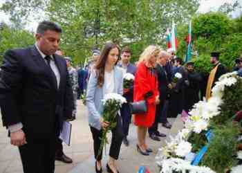 Ева Майдел и Андрей Новаков положиха цветя пред Паметника на загиналите в Сръбско-българската война в Русе