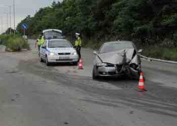 Млад шофьор отнесе стълб на улично осветление и знак на бул.“България“ /ВИДЕО/