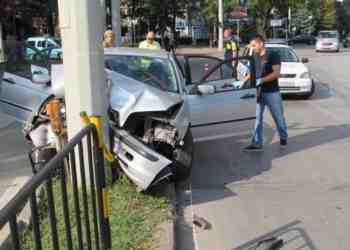 4 патрулки се събраха заради БМВ в стълб от тролейбусната мрежа /ВИДЕО/