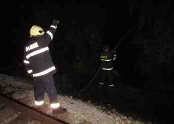 Влак от Русе престоя над 3 часа в нивите, пет пожарни гасиха около релсите /ВИДЕО/