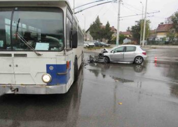 Катастрофа между тролей и лека кола взе жертва в Русе /ВИДЕО/