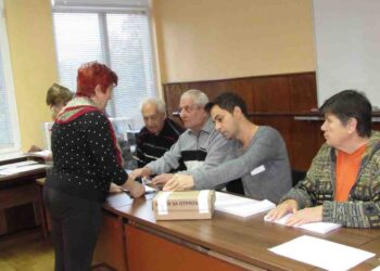 Пенсионери и работещи първи се изправиха пред урните в Русе /ВИДЕО/