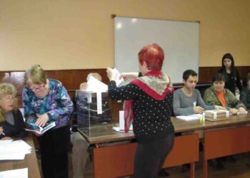 Пенсионери и работещи първи се изправиха пред урните в Русе /ВИДЕО/
