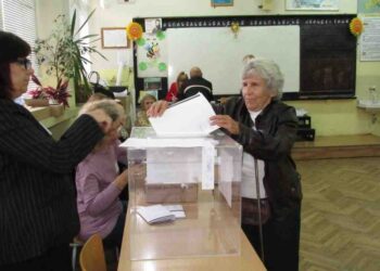 Пенсионери и работещи първи се изправиха пред урните в Русе /ВИДЕО/