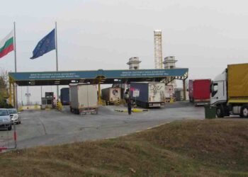 Шофьори на тирове:Чакаме на Дунав мост повече от 20 часа, пълна анархия /ВИДЕО/