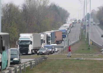 Шофьори на тирове:Чакаме на Дунав мост повече от 20 часа, пълна анархия /ВИДЕО/