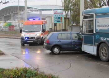 Отнето предимство доведе до катастрофа между тролей и лек автомобил /ВИДЕО/