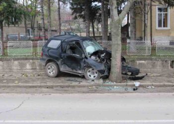 Джип се удари в дърво и повреди оградата на кметството в Червена вода