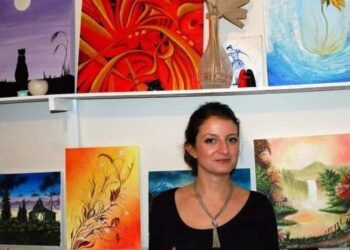 Самоука художничка създава цветна емоция с изложба в онкодиспансера в Русе