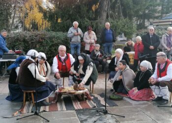 Коледари пресъздадоха обичаите в центъра на Русе, спазват ги и в живота /ВИДЕО/