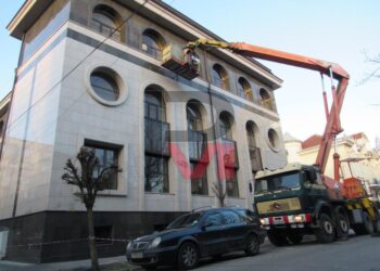 Обследват сградата Административния съд в Русе заради опасна облицовка /ВИДЕО/