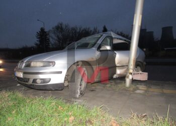 Лек автомобил се заби в стълб от уличното осветление на бул.“Тутракан“ /ВИДЕО/