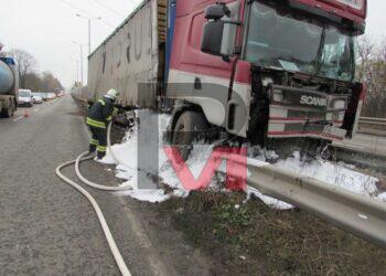 ТИР отнесе мантинела и ел.стълб на бул.“България“ заради спукана гума /ВИДЕО/