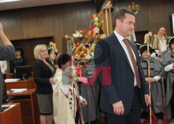 Коледарчета от кв. „Долапите“ сурвакаха кмета за здраве /ВИДЕО/