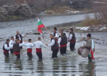 В Ценово извиха ледено хоро в Янтра, хвърляха кръста в три села
