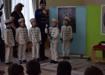 Деца от ЦДГ „Слънце“ облякоха четнически униформи заради Левски