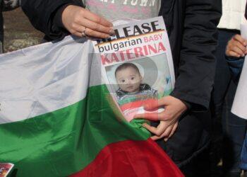 Над 40 коли затвориха кръговото на Дунав мост заради бебето Катерина /ВИДЕО/